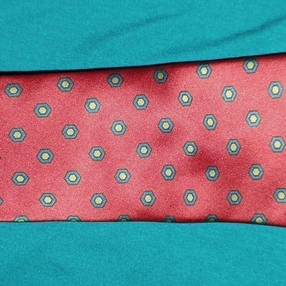 VGUC - Adolfo Red 100% Silk w/Tan, Blue & Black Small Hexagons Men’s Tie - Picture 3 of 6